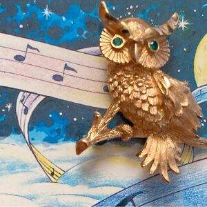 VINTAGE MONET GOLD TONE OWL BROOCH WITH GREEN EYES